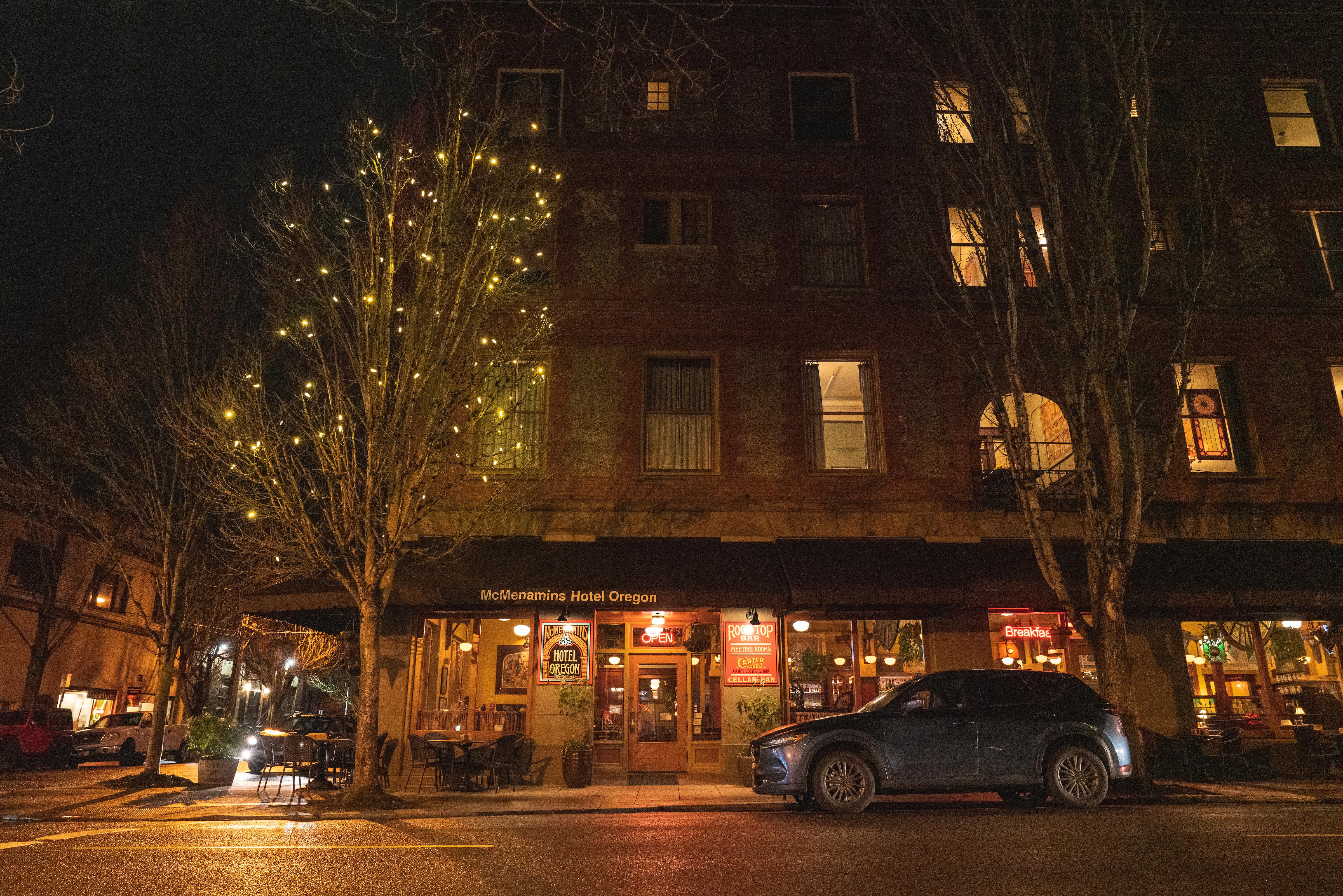 Mcmenamins Hotel Oregon McMinnville Bagian luar foto